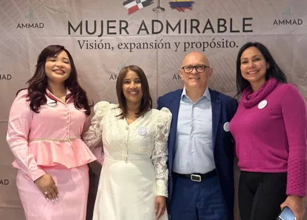 La pastora Kenia Montero, al centro junto a conferencistas y líderes en Bogotá.