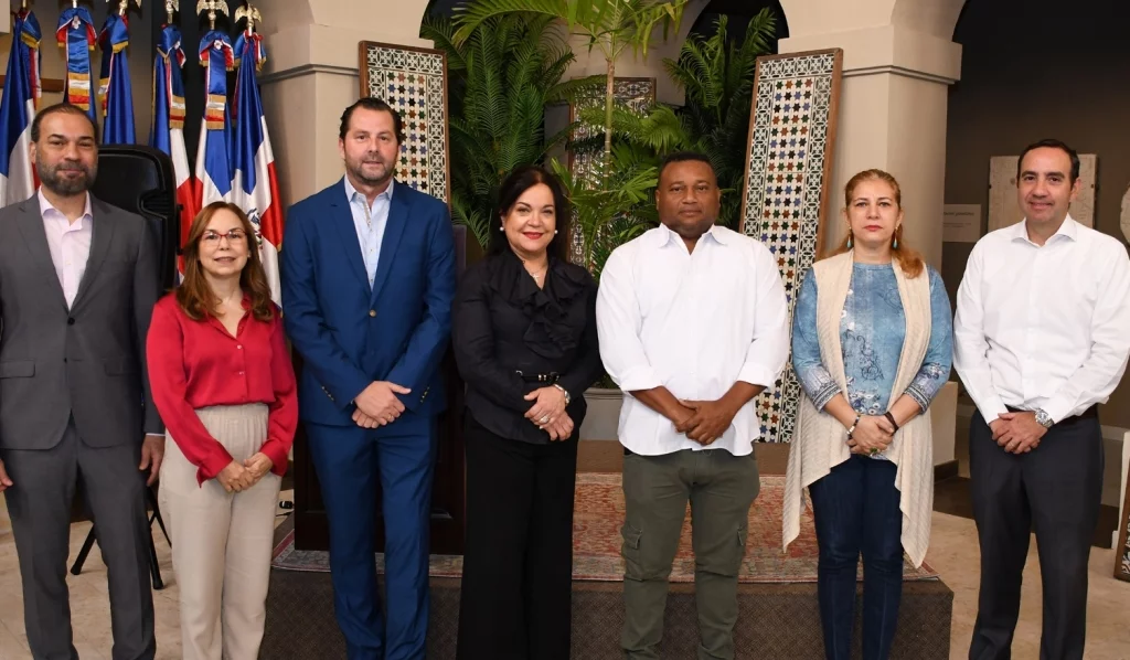 Omar Cepeda, Fabeth Martínez, Carlos Arnal V, Fabiola Herrera, William García, Grace Heyaime y Emilio Torres.