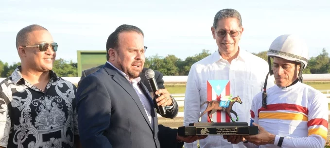 Eladio Durán, de la cuadra Wells Stable, recibió el trofeo del Clásico Aniversario #30. Eladio Durán, de la cuadra Wells Stable, recibió el trofeo del Clásico Aniversario #30.