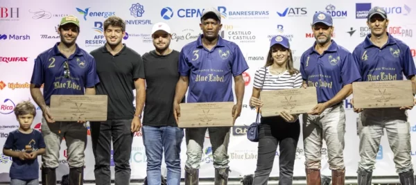 Juan Tomás Díaz Rainieri, Marcos Parada Rainieri y Carlota Rainieri entregan el premio al equipo Bienvenida Punta Cana.