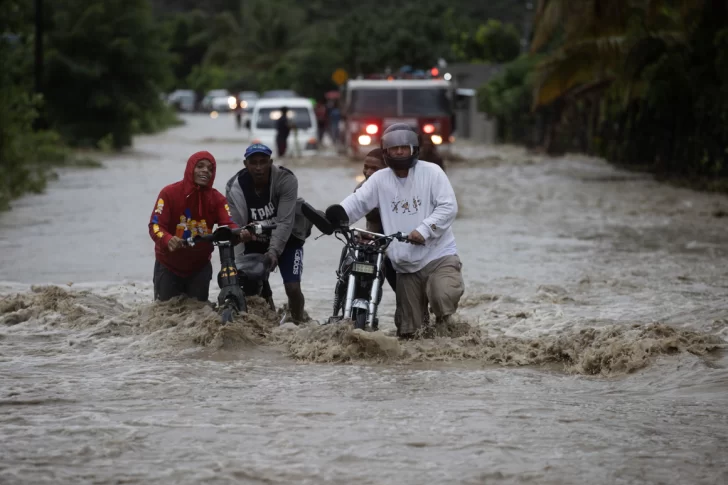 Lluvias provocan inundaciones en Juana Méndez tras advertencia por canal en el río Masacre