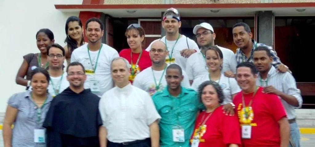 En la imagen, el nuevo papa aparece junto a los catecúmenos de La Vega, en el Colegio Agustiniano, en el año 2011.