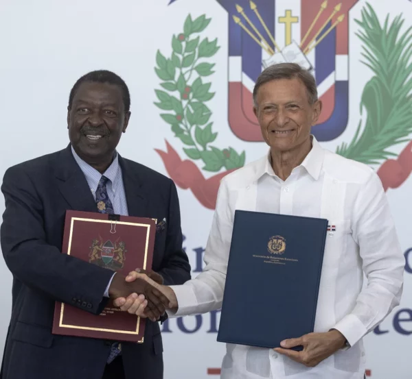 Los cancilleres de Kenia y República Dominicana se reunieron ayer en el Ministerio de Relaciones Exteriores.