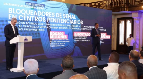 Momentos en que explicaban los avances en materia de tecnología en el país.  Duany Sánchez