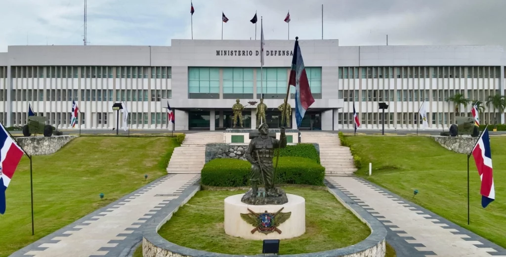 El presidente Luis Abinader formalizó la invitación a Hipólito Mejía, Leonel Fernández y Danilo Medina, los cuales confirmaron.