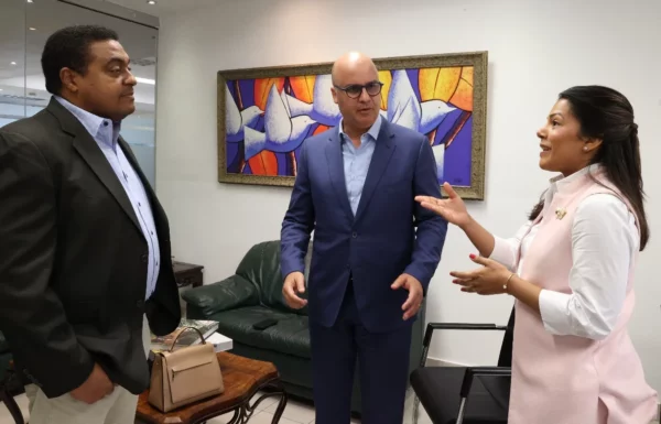 Igor Rodríguez y Paola Aimée Plá Puello en visita al director de EL DÍA, José Monegro.