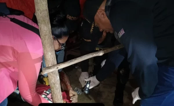 Fiscales y agentes policiales levantan evidencia en el lugar de la tragedia.