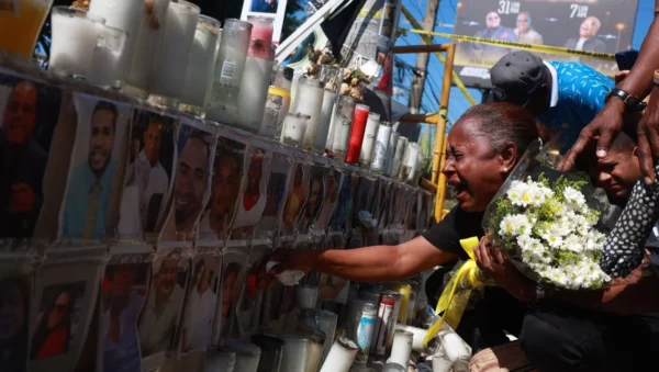 Los asistentes y los parientes encendieron velones y llevaron flores. Elieser Tapia