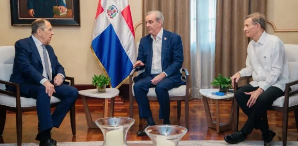 De todas las visitas recientes, ninguna tan rara como la de Lavrov, aquí  con el presidente Abinader y Roberto Álvarez.