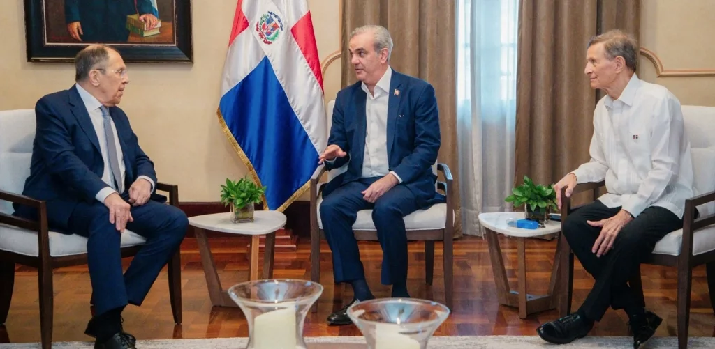 De todas las visitas recientes, ninguna tan rara como la de Lavrov, aquí con el presidente Abinader y Roberto Álvarez.