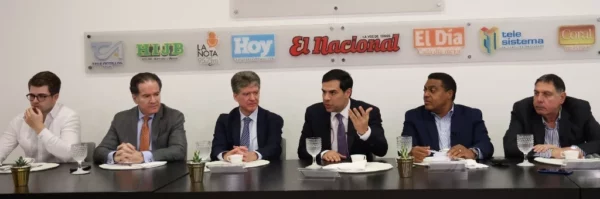 Rodrigo González Corripio, Manuel y José Alfredo Corripio junto a Roberto Ángel Salcedo, José P. Monegro y Yamal Michelén (Gamal) durante el almuerzo  .  José de Leon.