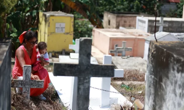 Como cada año los cementerios reciben a cientos de personas que van a recodar a sus madres. elieser tapia