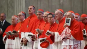 Entre los considerados 'papables' están el cardenal Pietro Parolin (segundo en la primera fila, desde la derecha) y el cardenal Luis Antonio Tagle (junto a Parolin).