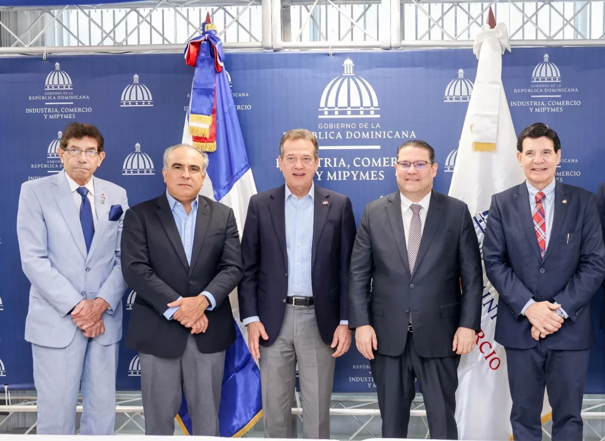 Víctor Bisonó y Sanz Lovatón junto a directivos de varias entidades empresariales.