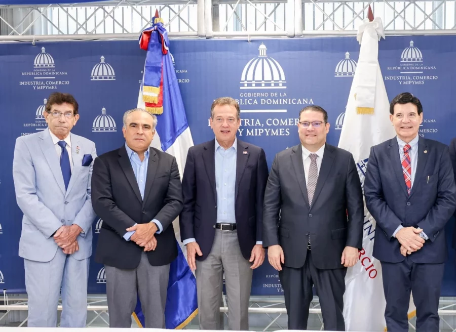 Víctor Bisonó y Sanz Lovatón junto a directivos de varias entidades empresariales. Víctor Bisonó y Sanz Lovatón junto a directivos de varias entidades empresariales.
