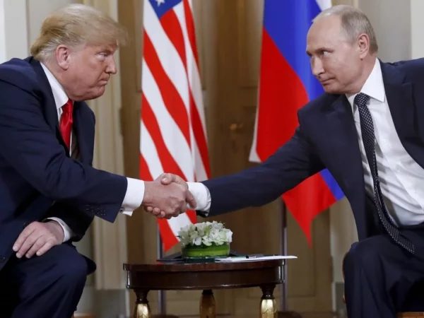 Donald Trump y Vladimir Putin, está alineados en que se puede implementar un alto al fuego con Ucrania. AP