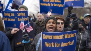 Los recortes federales de la Administración Trump, han dejado sin empleo a cientos de personas. AP