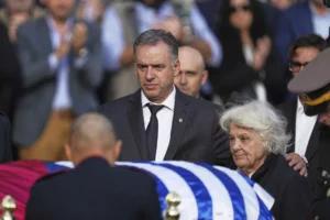 El presidente de Uruguay, Yamandú Orsi, y la viuda de José Mujica, Lucia Topolansky, observan el féretro del fenecido líder de izquierda. AP