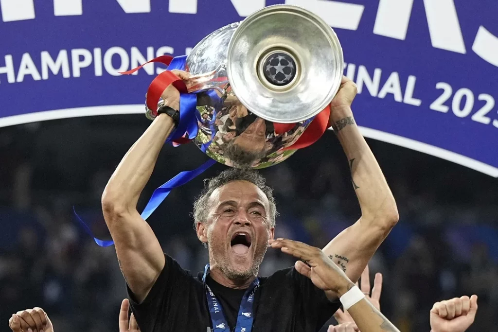 El técnico español Luis Enrique con su segunda copa de la Champions League. AP