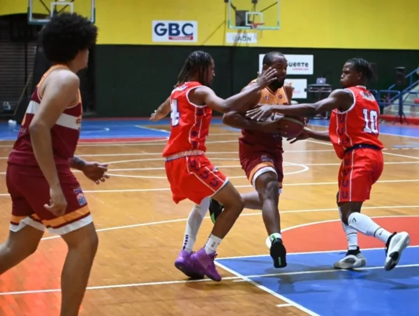 Acción de uno de los partidos del III Torneo de Baloncesto de Segunda División José Heredia Castillo (Corporancito).