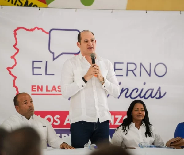 Adolfo Pérez y Scarlet Benzan hacen de enlace con el Poder Ejecutivo en Pedro Brand y Los Alcarrizos con el programa El Gobierno de las Provincias. Vladimir Calvo