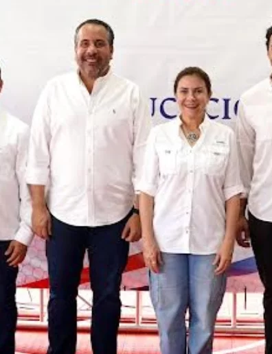 Alberto Rodríguez, de Inefi, y Carolina. Mejía, alcaldesa. Fuente externa