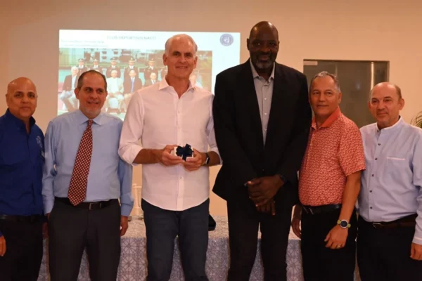 Aldo Leschhorn (centro), junto a Manuel Díaz Coronado, Luis Brea, José- Grillo- Vargas, Miguel Them, Mario Álvarez Soto y el exministro de Deportes, Andrés Vanderhorst.