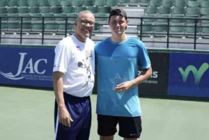 Alexis Alcántara, director de Fedotenis, premia a Volodymyr Gurenko, campeón de sencillos Copa Caribe J100.