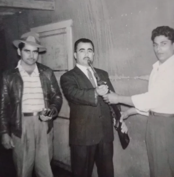 Antonio Sánchez, en el centro Jorge Peña, quien guardó el fusil del teniente Amado García Guerrero, y a la derecha un joven llamado Leo.