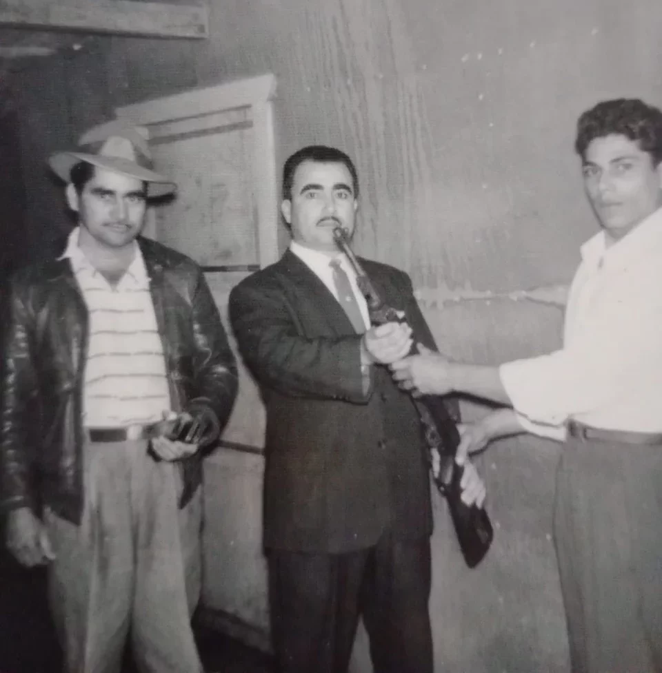 Antonio Sánchez, en el centro Jorge Peña, quien guardó el fusil del teniente Amado García Guerrero, y a la derecha un joven llamado Leo.