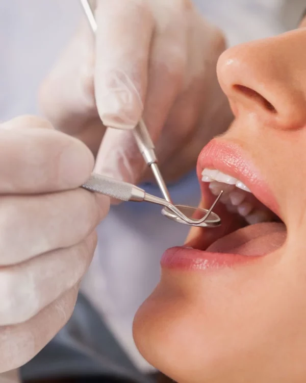 Atienden un paciente en Atelier Dental.