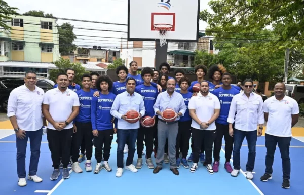 Autoridades y deportistas durante la entrega de la cancha en el Mirador Norte del DN. Fuente externa