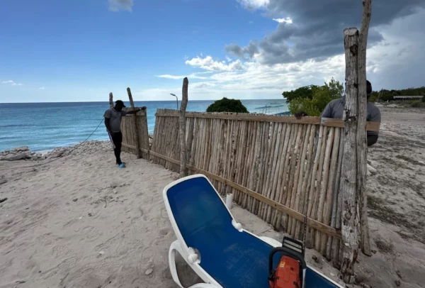 Verja que viene levantando el comerciante en la zona, que inició de manera tímida y sigue extendiendo.