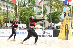 Bethania Almanzar y Julibeth Payano durante su partido ante las venezonalsa Oriana Granadilla y Luisiana Linares