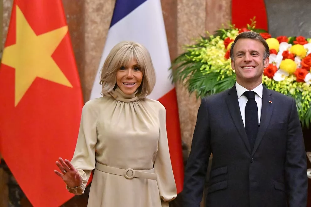 Brigitti y Macron
