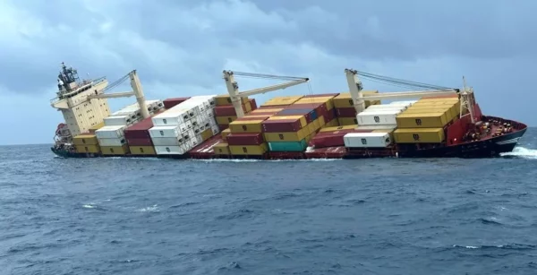 India en alerta por llegada a la costa de carga peligrosa de buque hundido