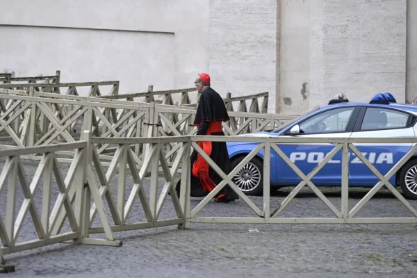 Personal del cónclave jura guardar secreto absoluto durante la elección del nuevo papa