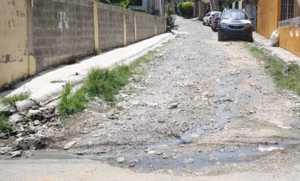 Los Arqueanos y Solares de Remanso: comunidades olvidadas reclaman arreglo de sus calles