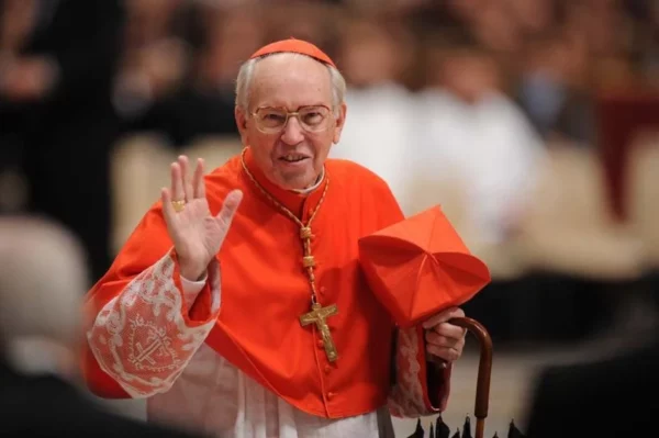 Cardenal decano pide “el papa que la humanidad necesita en este momento tan difícil"
