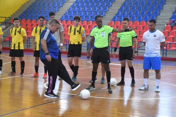 Carlos Ramírez, director de Desarrollo de Fedofútbol, realiza el saque de honor en el acto inaugural de la Liga Nacional de Fútsal.