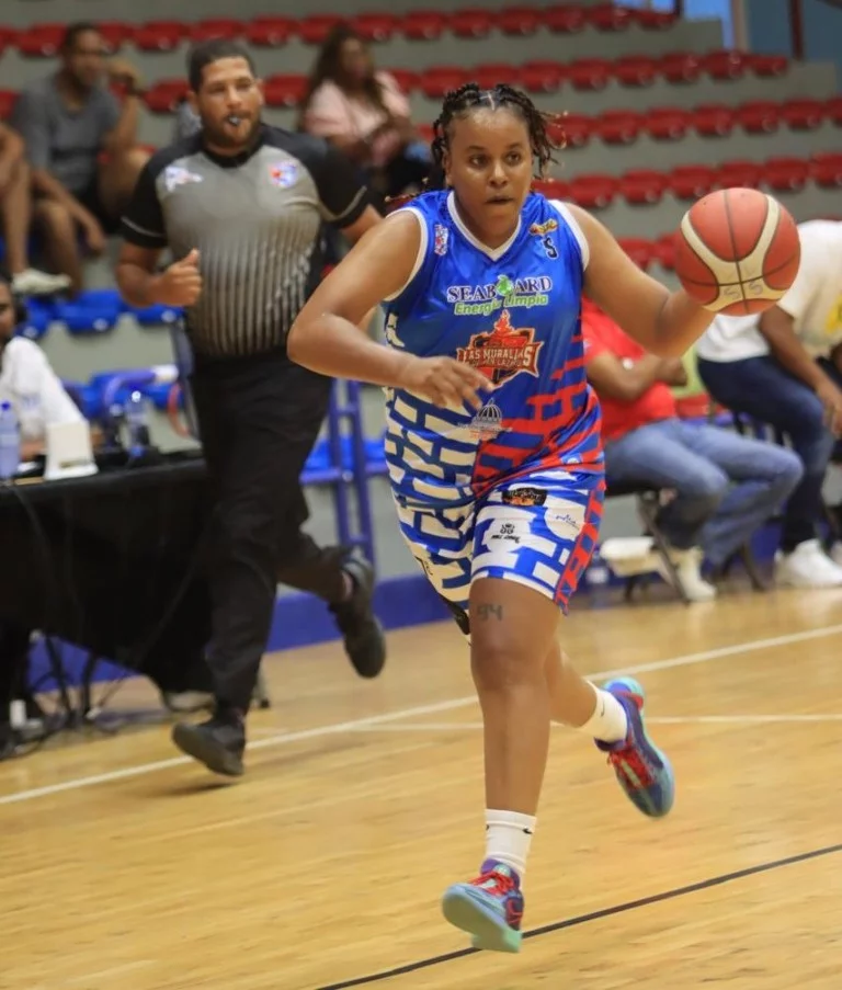 Carola Hernández, de las Murallas de San Lázaro, avanza con el balón en el partido ante las Olímpicas de La Vega.
