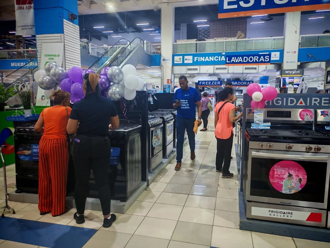 Clintes en Distribuodora Corripio previó al día de las Madres