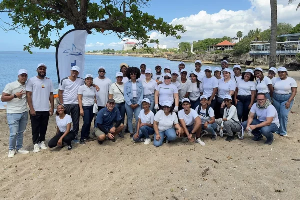 Colaboradores de Deloitte junto al presidente de la Fundación Vida Azul.