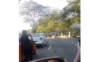 Varios heridos tras el colapso de un poste de luz sobre vehículo en Santo Domingo Norte