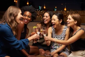 Más mujeres beben alcohol: causas, riesgos y cómo frenarlo