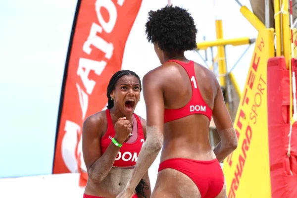 Crismil Paniagua y Yari Cleto celebran tras ganar medalla de bronce