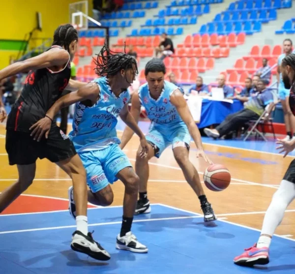 Cristian Lora, del club Honduras del Oeste, driblea el balón para intentar colarse en una ofensiva entre dos jugadores de Reales del Caliche.