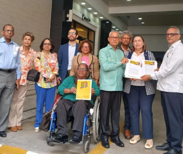 Diputados recibiendo el proyecto de Ley