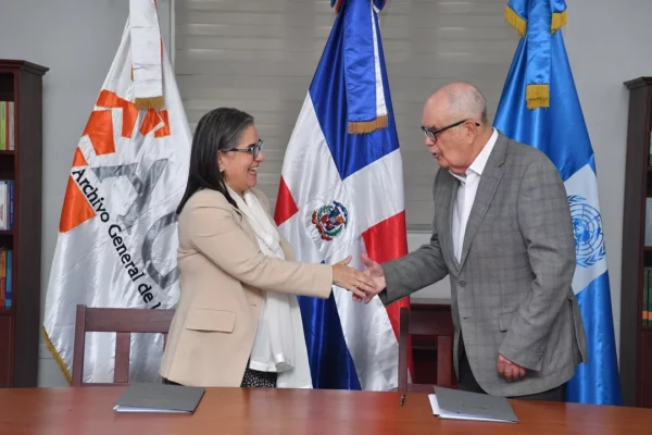 Directivos de ambas entidades en la firma del acuerdo.