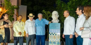 Directivos del Jardín Botánico de Santiago, mientras dan apertura al acto. Fuente externa